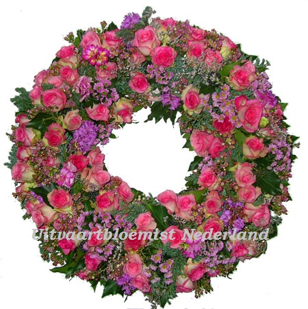 Rouwkrans gevuld met roze paarse bloemen ( UB 401 )
